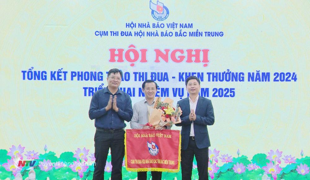 rao Cờ thi đua của Cụm cho đơn vị đăng cai năm 2025 - Hội Nhà báo tỉnh Quảng Bình.