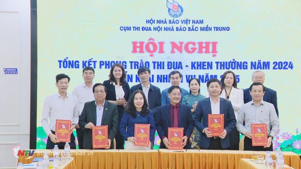 Đại diện các Hội Nhà báo trong cụm thi đua Bắc miền Trung tiến hành ký kết giao ước thi đua năm 2025.