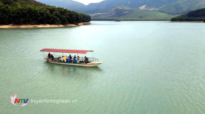 Du khách có thể đi thuyền để ngắm vè đẹp nguyên sơ của hồ Xuân Dương.