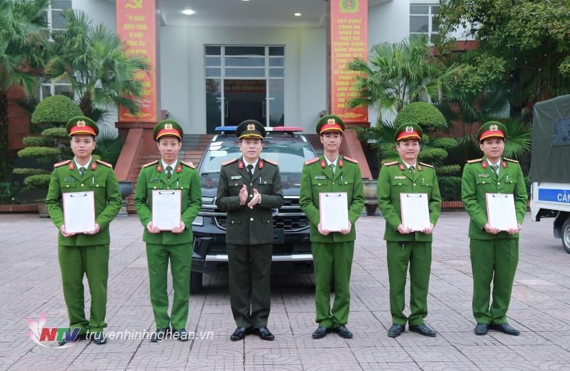 Đại tá Trần Hồng Quang - Phó Giám đốc Công an tỉnh trao Quyết định bàn giao phương tiện cho Công an các địa phương