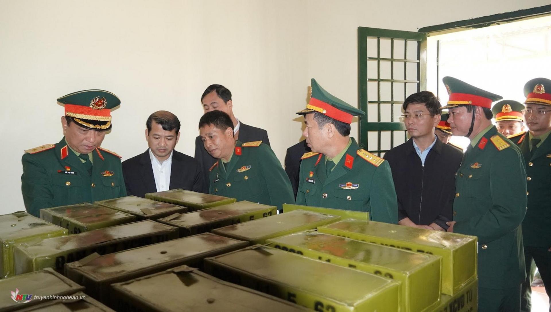 kiểm tra kho vũ khí tại Ban chỉ huy quân sự huyện 