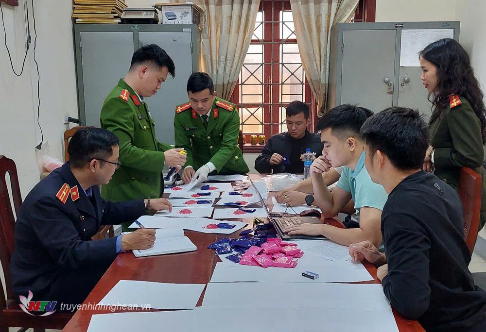 Cơ quan chức năng mở niêm phong tang vật.