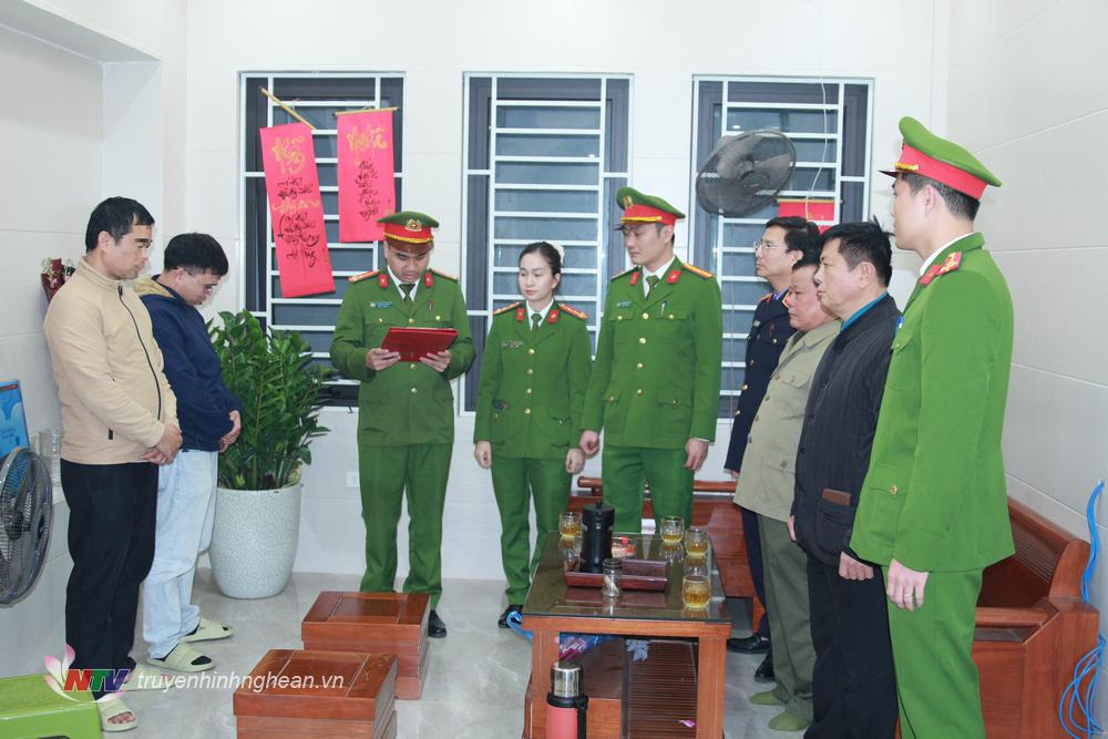 Cơ quan Cảnh sát điều tra Công an thành phố Vinh thi hành lệnh khám xét nơi làm việc và nhà ở của các đối tượng.