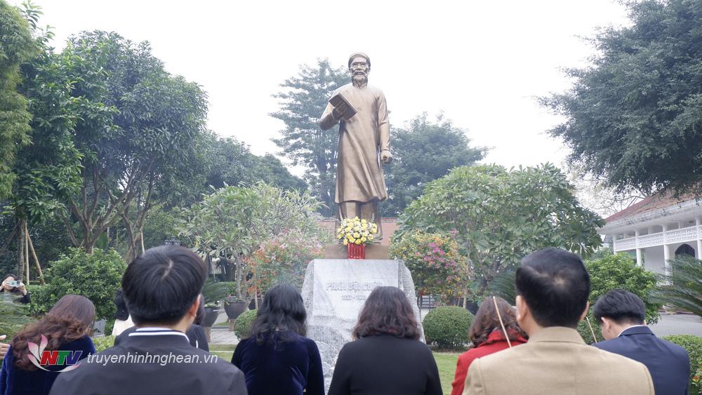 Hoạt động nhằm tưởng nhớ, tôn vinh những đóng góp to lớn của cụ Phan Bội Châu.