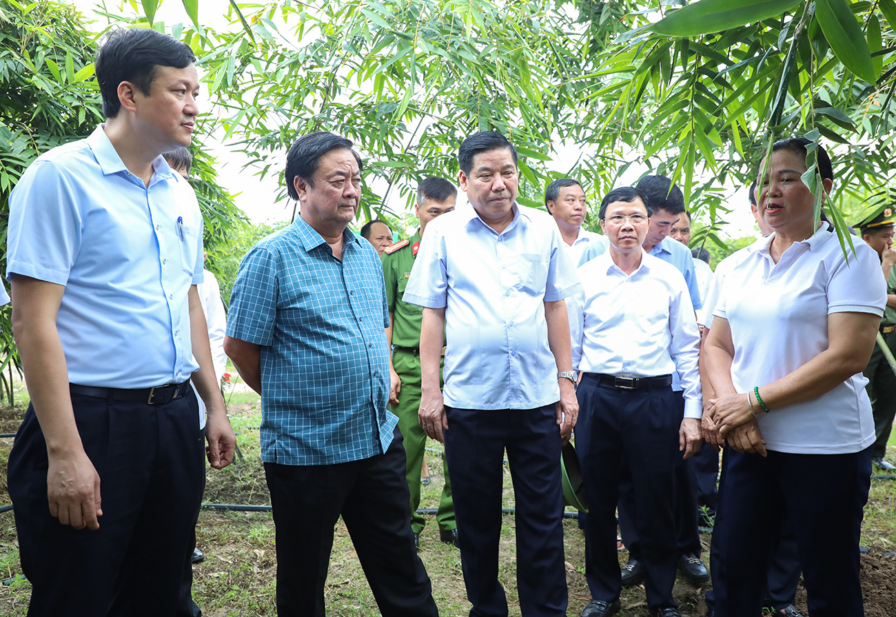 Bộ trưởng Bộ NNPTNT Lê Minh Hoan (tác giả Xích Lô), cùng lãnh đạo tỉnh Bắc Giang thăm vùng sâm Nam núi Dành (Bắc Giang). Trở về sau chuyến đi, ông đã có bài viết “Bắt tay để đi xa hơn” gửi Ban Tổ chức tham dự giải. Bài viết đã được đăng trên Báo điện tử Dân Việt.