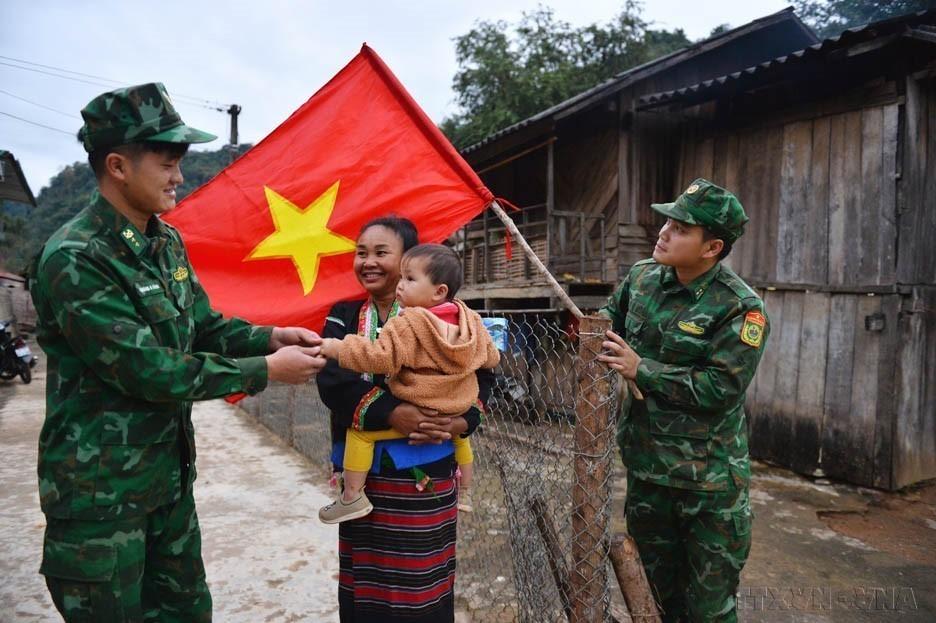 Tình quân dân giữa chiến sĩ Đồn Biên phòng Pa Thơm (Điện Biên) với bà con các dân tộc.