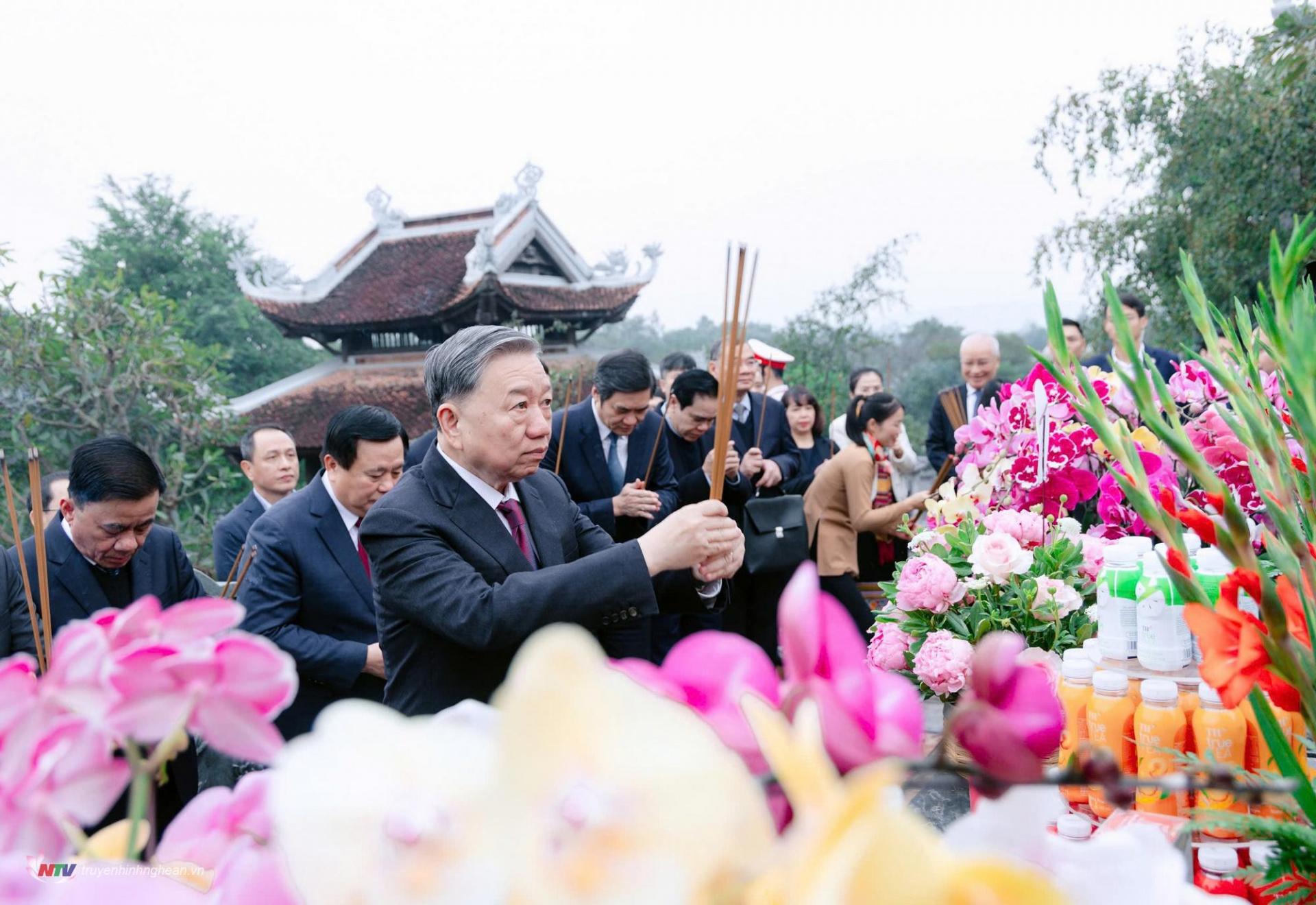 Tổng Bí thư Tô Lâm và đoàn công tác dâng hoa, dâng hương tại Đền Chung Sơn - Đền thờ gia tiên Chủ tịch Hồ Chí Minh.