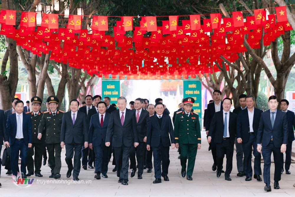 Tổng Bí thư Tô Lâm cùng các đồng chí lãnh đạo Đảng, Nhà nước, các Ban, Bộ ngành về dâng hoa, dâng hương Chủ tịch Hồ Chí Minh tại Khu di tích Quốc gia đặc biệt Kim Liên, huyện Nam Đàn.