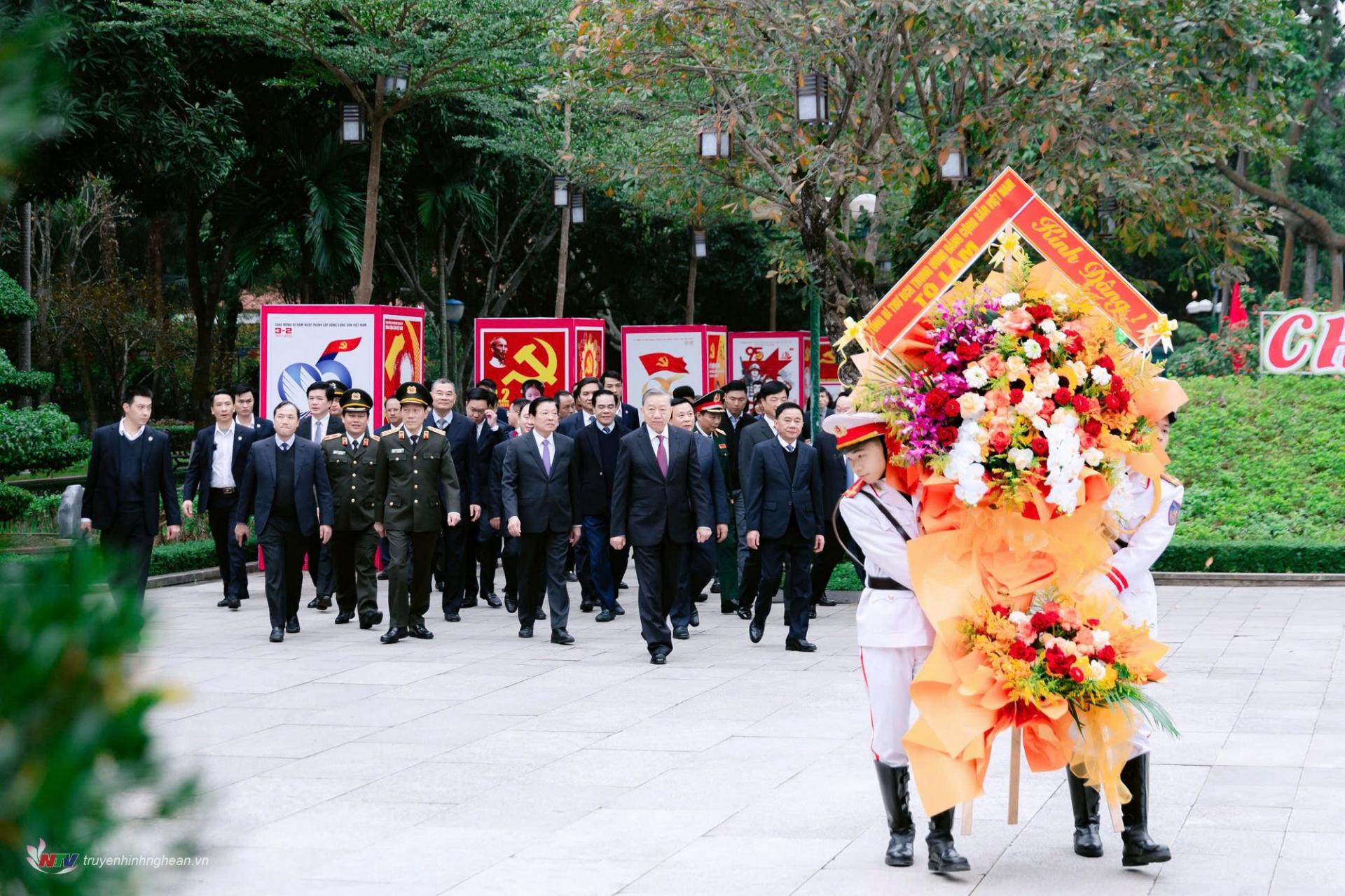 Tổng Bí thư Tô Lâm cùng đoàn đại biểu lãnh đạo Đảng, Nhà nước, Quân khu 4, tỉnh Nghệ An, tỉnh Hà Tĩnh về Khu Di tích Quốc gia đặc biệt Kim Liên thành kính dâng hoa tưởng niệm Chủ tịch Hồ Chí Minh. 