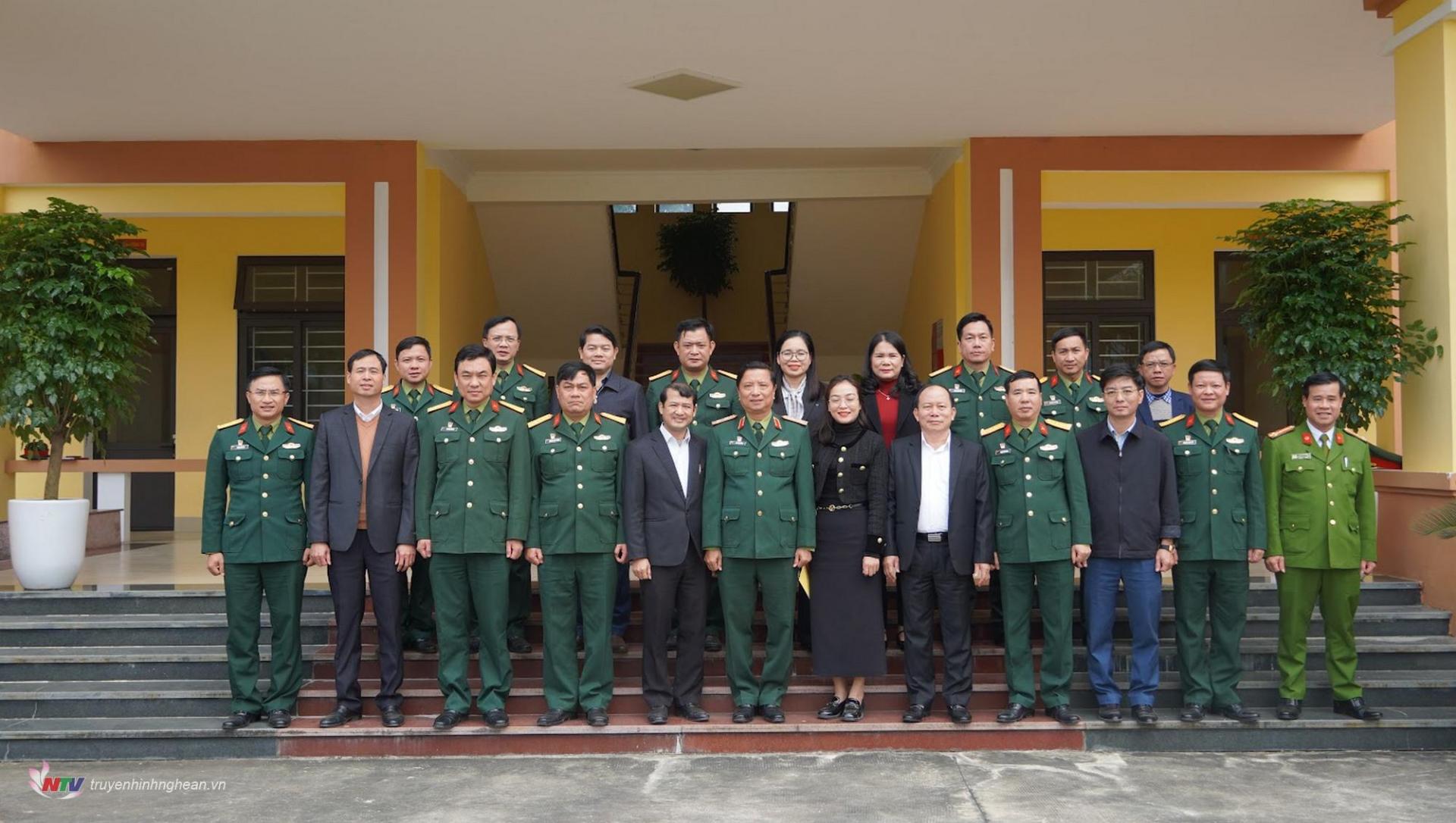 Tư lệnh quân khu 4 chụp ảnh lưu niệm với Lãnh đạo huyện Con Cuông và Ban chỉ huy quân sự huyện.