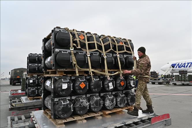 Lô tên lửa Javelins do Mỹ viện trợ được chuyển tới sân bay ở Kiev, Ukraine ngày 11/2/2022. Ảnh minh họa: AFP/TTXVN