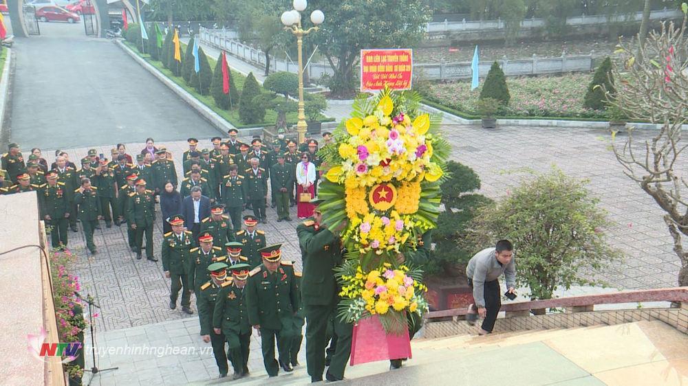 Đoàn cựu chiến binh Ban liên lạc Đại đoàn Đồng Bằng, Sư đoàn 320 Nghệ An – Hà Tĩnh đến dâng hoa, dâng hương tại Nghĩa trang Liệt sỹ TP Vinh.