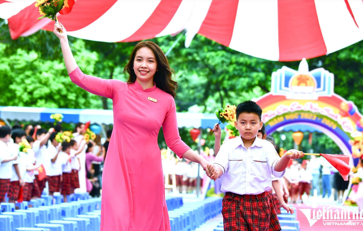 Giáo viên và học sinh tại Hà Nội trong lễ khai giảng năm học mới. Ảnh minh họa: Hoàng Hà