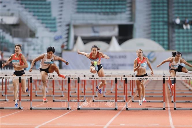 VĐV Huỳnh Thị Mỹ Tiên giành HCĐ nội dung chạy 100m rào nữ, tối 12/12/2025. Ảnh: Minh Quyết/PV TTXVN tại Thái Lan