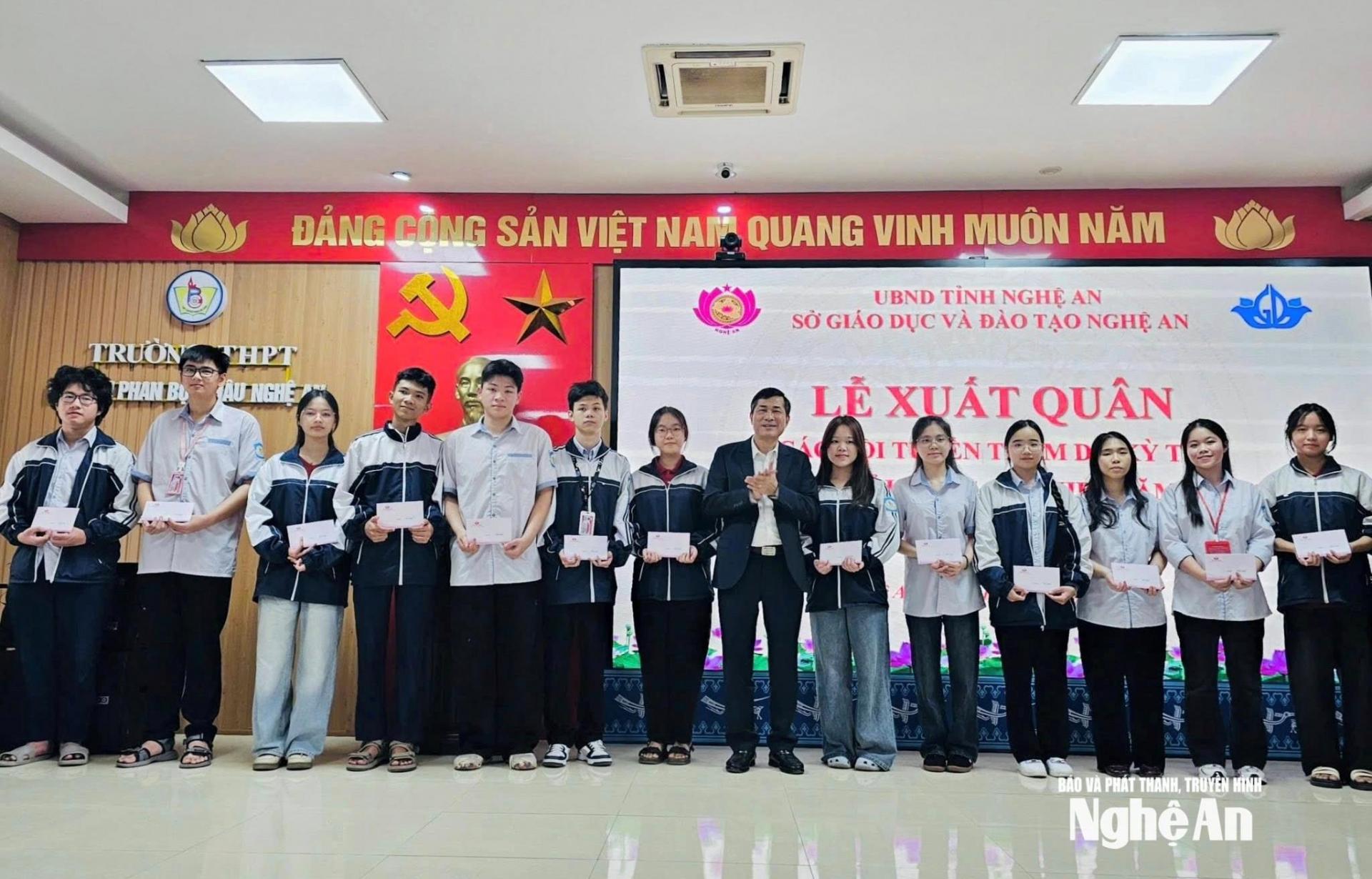 Phó Chủ tịch UBND tỉnh - Giám đốc Sở Giáo dục và Đào tạo Thái Văn Thành trao quà cho các học sinh tham dự Kỳ thi học sinh giỏi quốc gia. Ảnh: PV