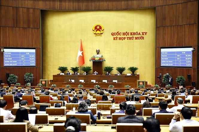 Quốc hội biểu quyết thông qua Luật Thương mại điện tử. Ảnh: Doãn Tấn/TTXVN