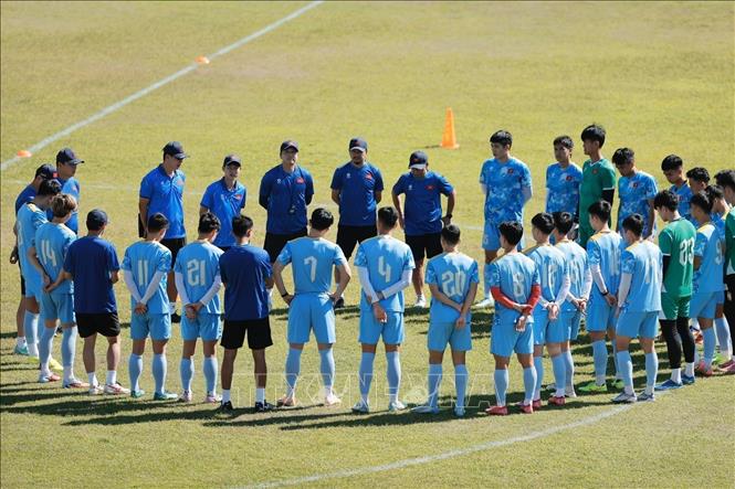 Ban Huấn luyện với các cầu thủ trước buổi tập, trưa 6/12/2025. Ảnh minh họa: Minh Quyết/PV TTXVN tại Thái Lan