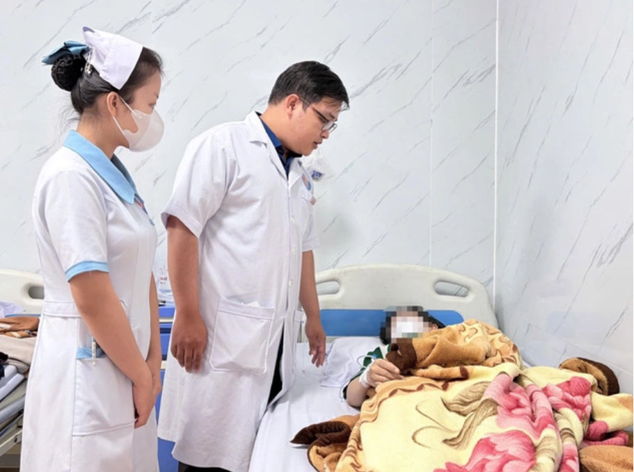 Các bác sĩ tại Bệnh viện Đa khoa Phúc Hưng thăm khám, điều trị cho các bệnh nhân nghi ngộ độc bánh mì sáng 14/12.