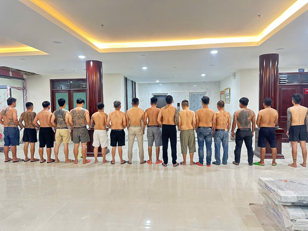 Các đối tượng cùng tang vật thu giữ.