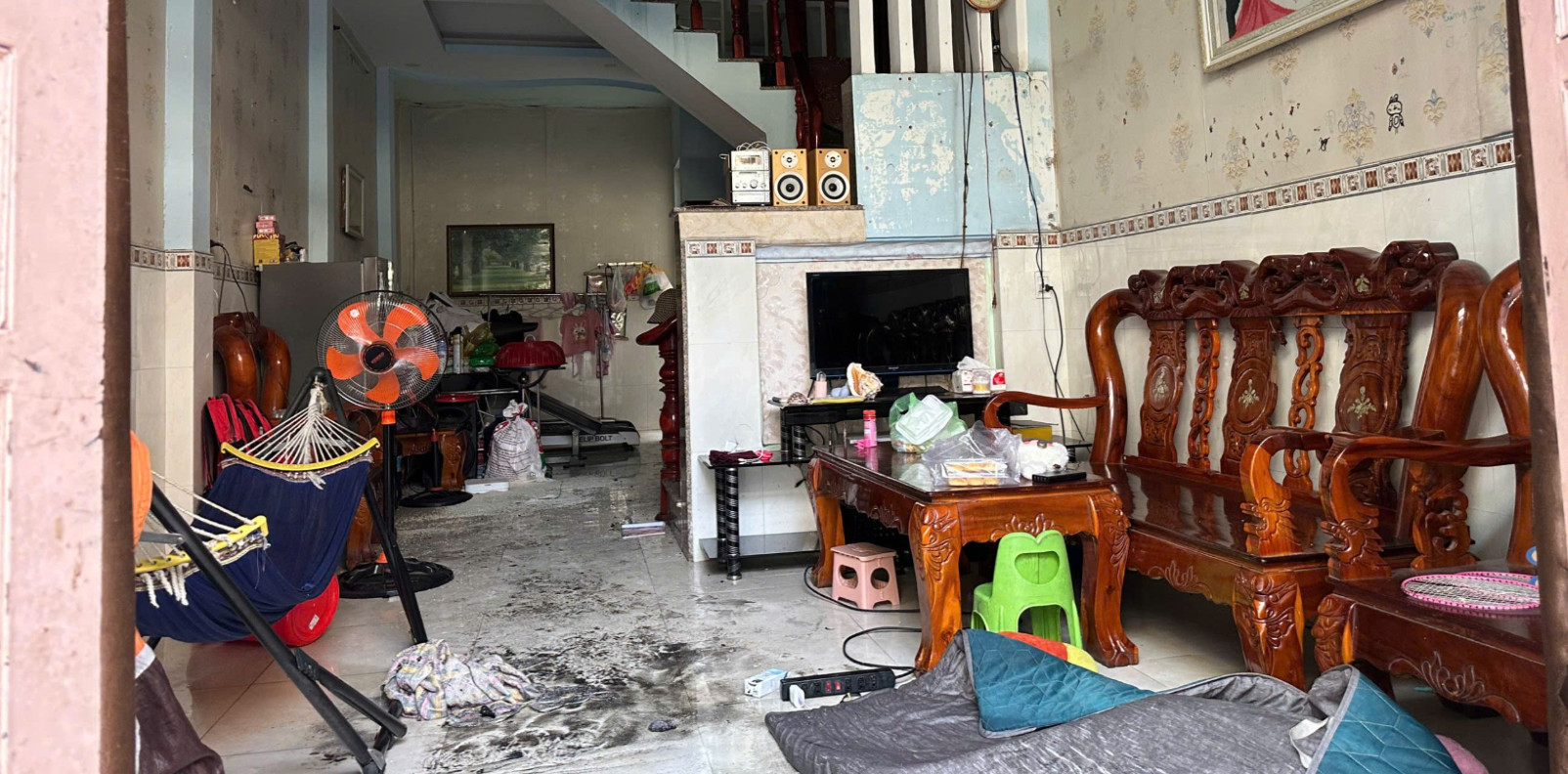 Vụ cháy bùng lên từ trong căn nhà ở hẻm đường Liên ấp 2-6 khiến một bé gái 8 tuổi tử vong, ba người bị thương. Ảnh: HT