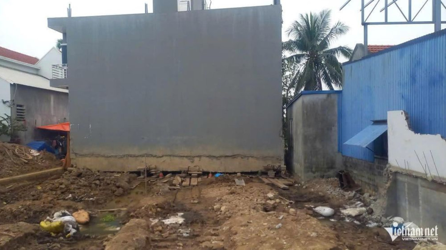 Các thần đèn dùng kỹ thuật thủ công để di chuyển ngôi nhà.