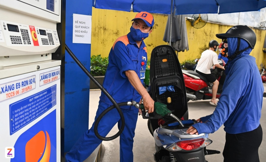 Xăng RON 95 được bán với giá 20.460 đồng. Ảnh: Việt Linh.