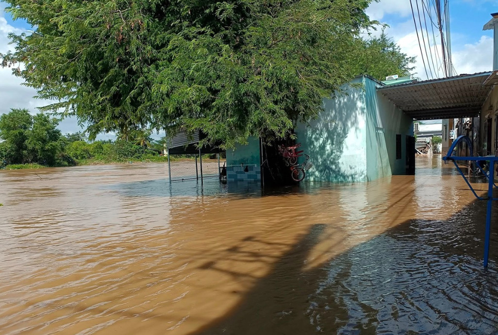 Nhiều ngôi nhà ở xã Hàm Thắng bị ngập sâu trong biển nước, sáng 4/12. Ảnh: H.C