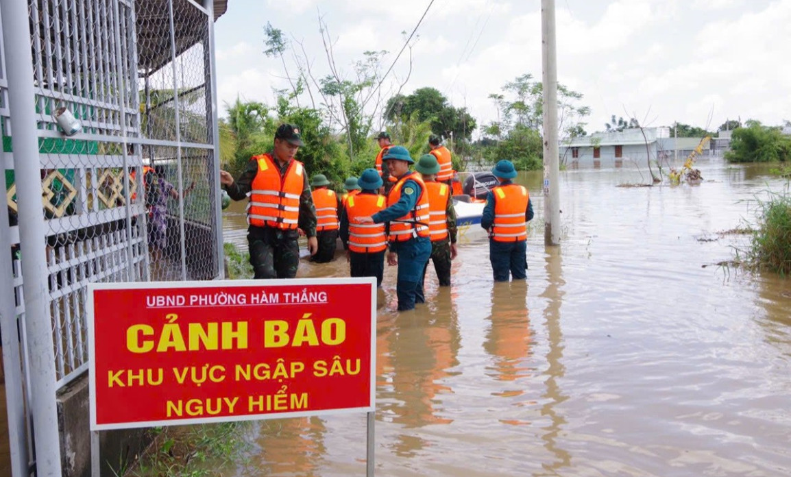 Lực lượng chức năng tiến hành di dời người dân tại khu vực có nguy cơ ngập sâu ở phường Hàm Thắng, đến nơi an toàn. Ảnh: N.L