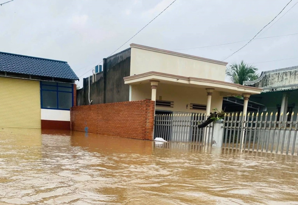 Nước lũ dâng cao khiến nhiều nhà dân ngập sâu. Ảnh: NDCC