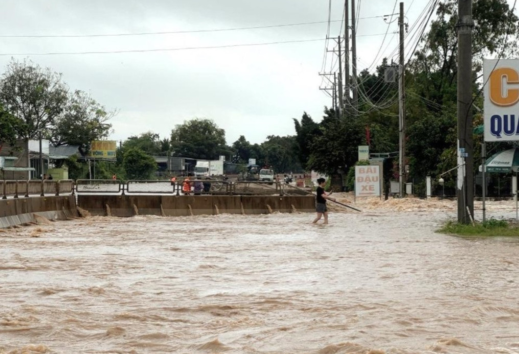 Nước lũ tràn qua Quốc lộ 1 đoạn Km1678 khu vực ngã ba Gộp (xã Hồng Sơn). Ảnh: NDCC