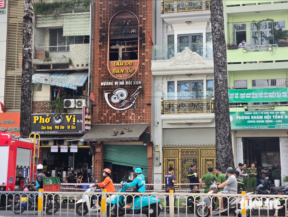 Rất đông lực lượng chức năng có mặt tại hiện trường vụ cháy - Ảnh: MINH HÒA