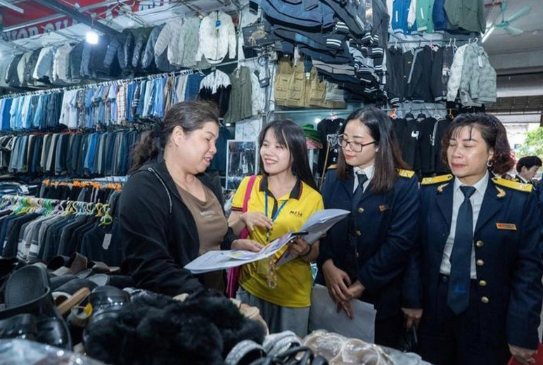 Bộ Tài chính đang dự thảo Nghị định quy định việc kê khai, tính thuế và khấu trừ thuế, sử dụng hóa đơn điện tử của hộ kinh doanh, cá nhân kinh doanh. Ảnh: VGP