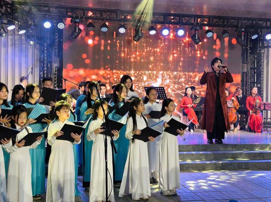 Huy động nghệ nhân, nghệ sĩ, vận động viên... tham gia hoạt động giáo dục. Ảnh: Thúy Nga