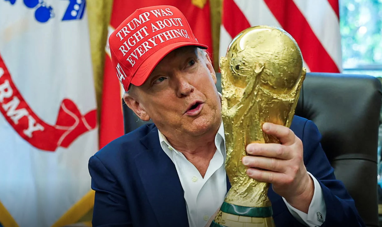 Ông Trump cầm Cúp vô địch World Cup FIFA, khi ông đưa ra thông báo về World Cup FIFA 2026, tại Phòng Bầu dục ở Nhà Trắng ở Washington, DC (Mỹ) ngày 22/8. Ảnh: Reuters.