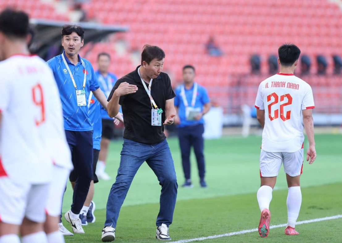 Đồng thời các chân sút lại tỏ rõ sự thiếu hiệu quả cần thiết với những ý đồ chiến thuật mà HLV Kim Sang Sik đưa ra