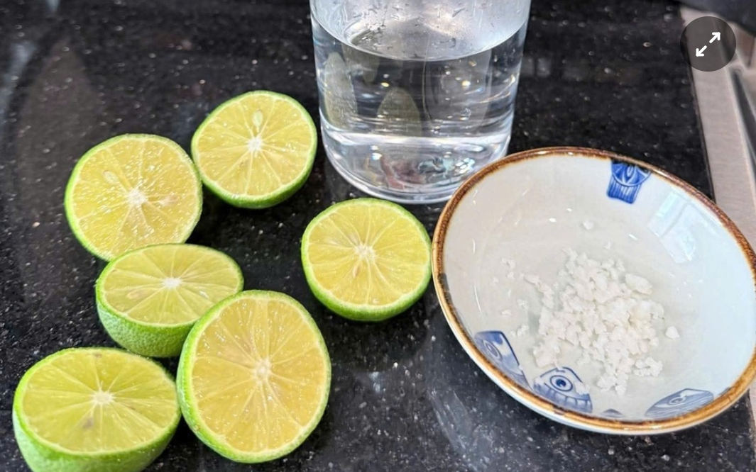 Uống chanh muối đậm đặc nhiều ngày có thể khiến huyết áp tăng nhanh, gây phù, chóng mặt, thậm chí rối loạn nhịp tim. Ảnh chụp màn hình.