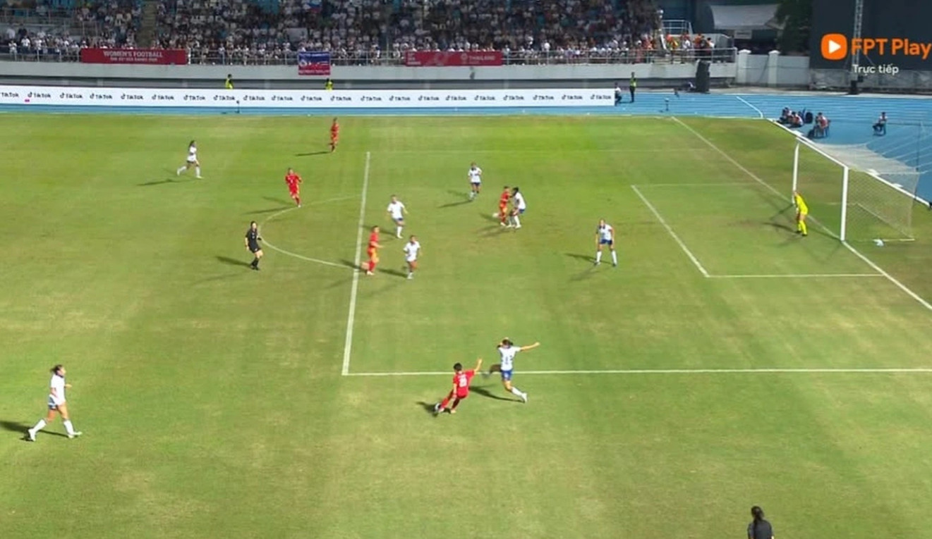 Tình huống trọng tài bắt lỗi việt vị với Bích Thùy (đang đứng ở trung tâm vòng cấm địa). Ảnh chụp màn hình thời điểm Trần Thị Duyên chuyền bóng.