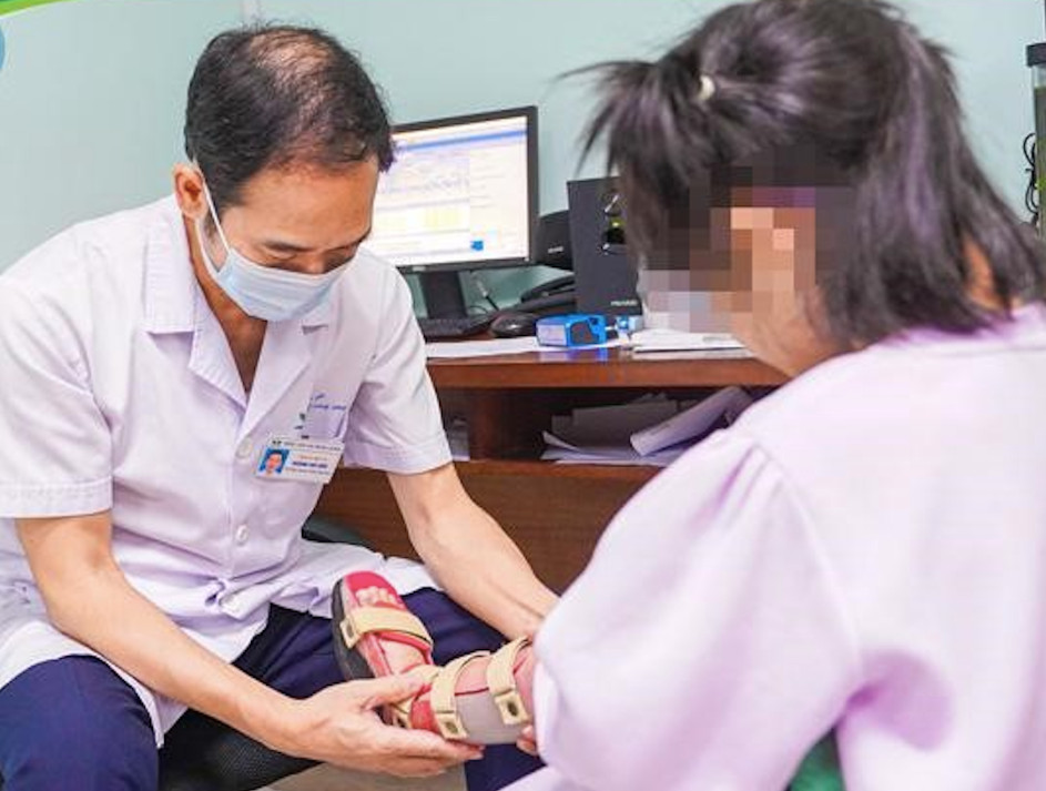 Khi người dân tham gia BHYT bổ sung, gánh nặng chi phí tự chi trả được kỳ vọng giảm bớt. Ảnh: Mạnh Hưng