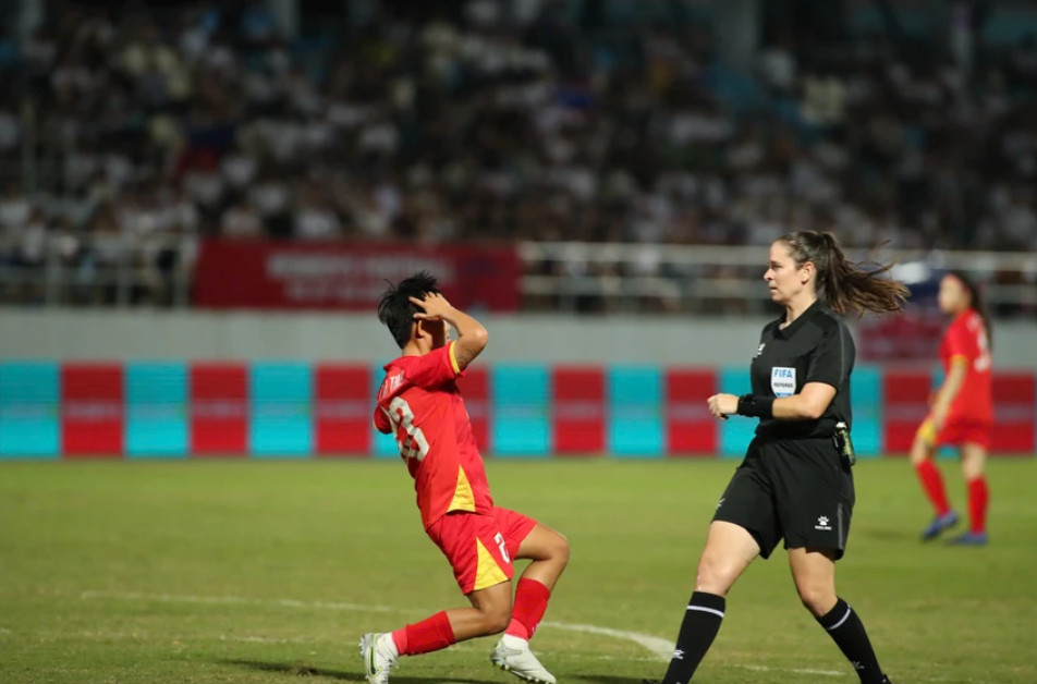 Tổ trọng tài đã phạm sai lầm nghiêm trọng ở trận chung kết bóng đá nữ SEA Games 33. Ảnh: ANH PHƯƠNG.
