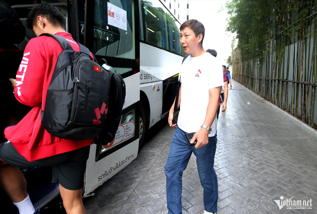 Sau gần 2 tiếng, thầy trò HLV Kim Sang Sik sẽ đặt chân xuống sân bay Nội Bài (Hà Nội).