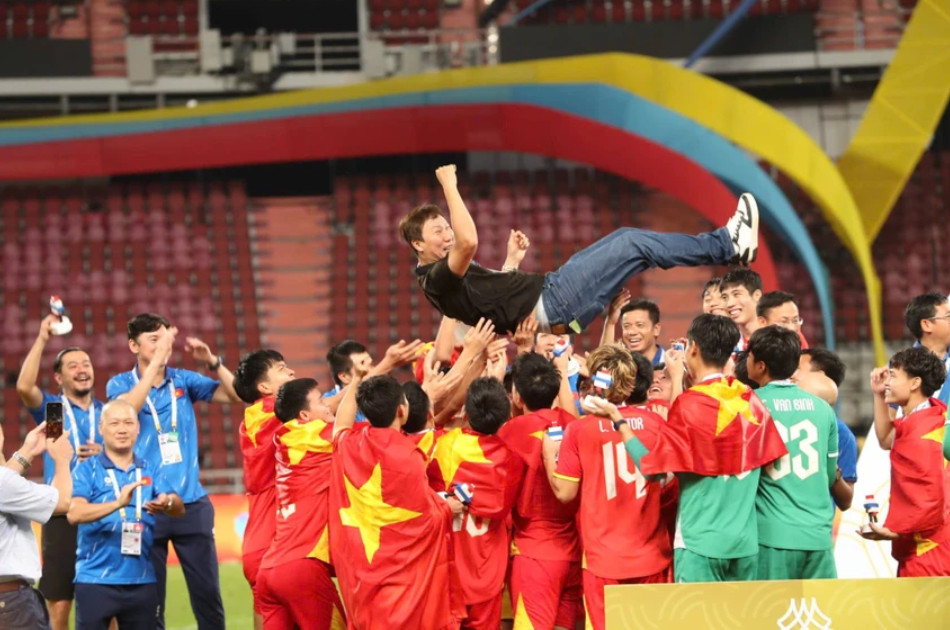 HLV Kim Sang-sik và các học trò giành huy chương vàng danh giá môn bóng đá nam. Ảnh: ANH PHƯƠNG.