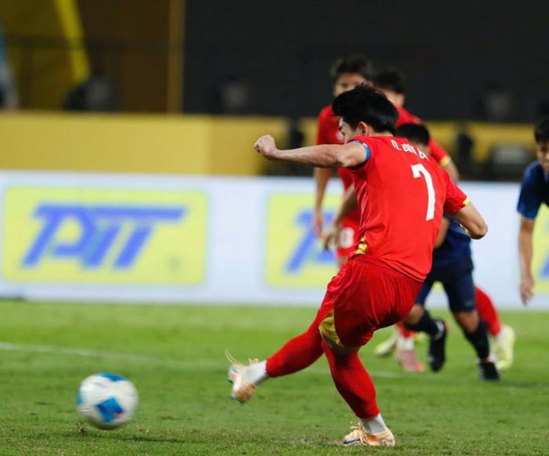 Đình Bắc sút tung lưới U22 Thái Lan. Ảnh: Lê Phong