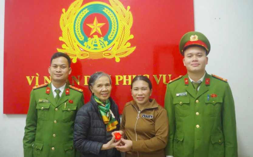 Bà Nguyễn Thị Cát (75 tuổi) vui mừng nhận lại vàng bỏ quên trong chiếc két sắt hỏng đã bán cho chị Hương.