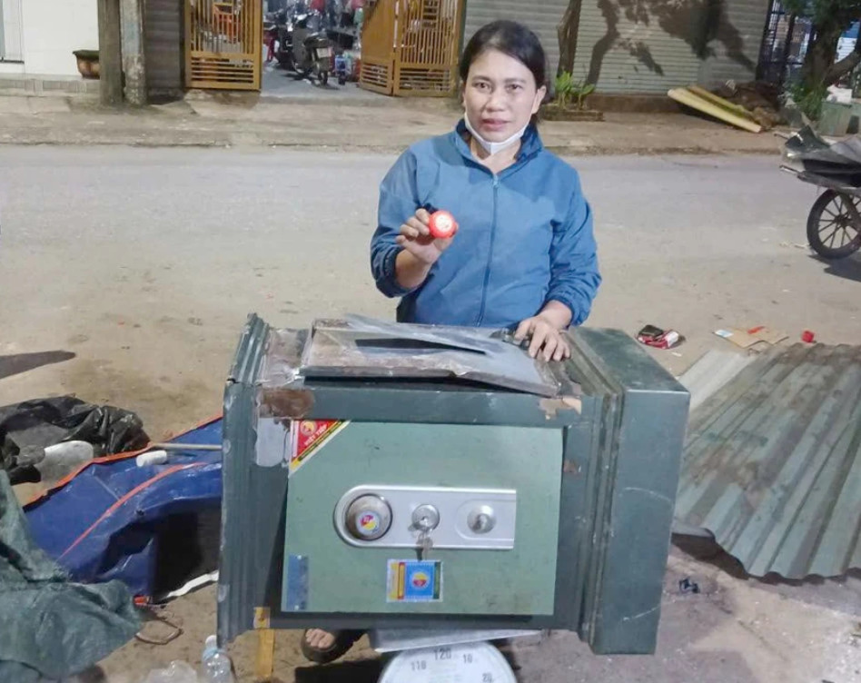 Chị Đào Thị Hương không tham số vàng bỏ quên trong chiếc két sắt hỏng đã mua theo giá sắt vụn.