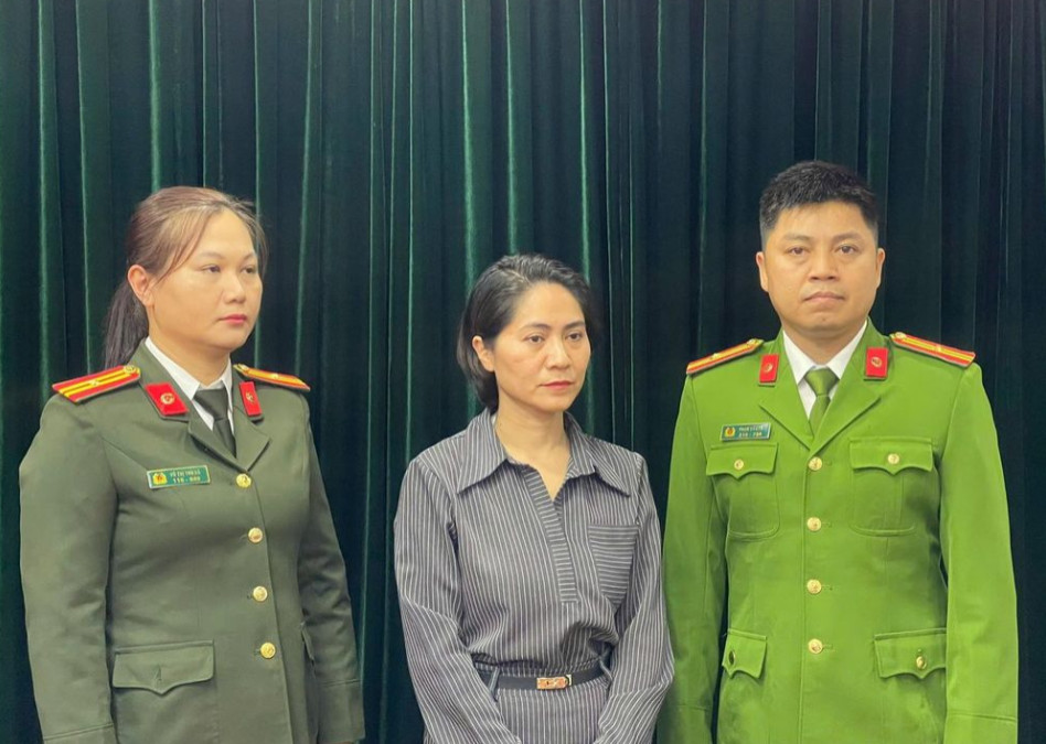 Bà Nguyễn Thị Thu Hà (giữa).