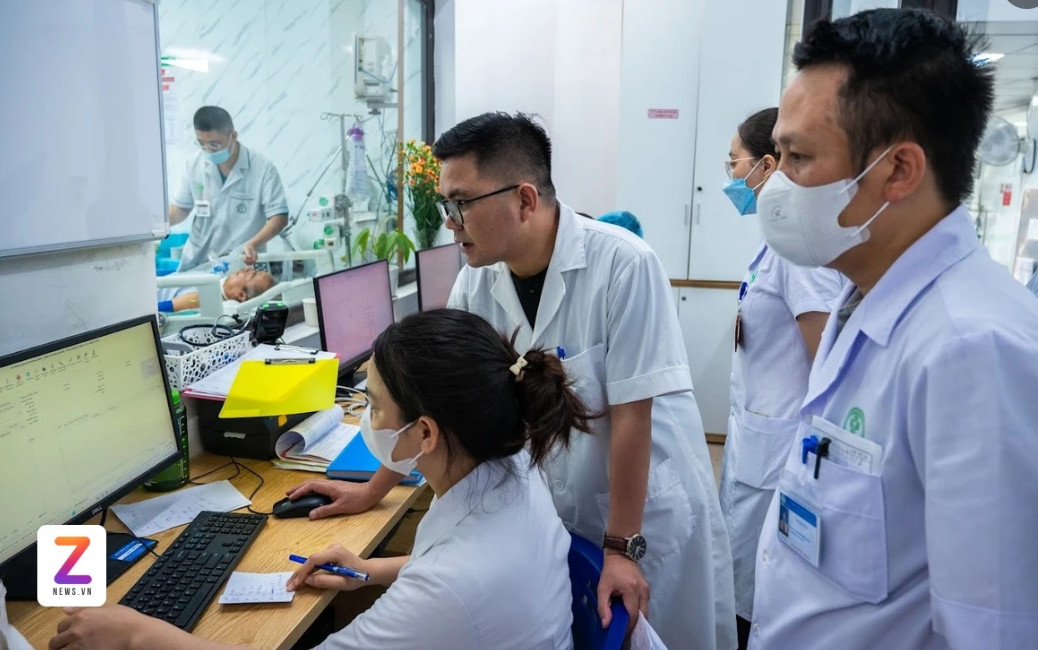 Các bác sĩ tại Trung tâm Đột quỵ, Bệnh viện Bạch Mai. Ảnh: Đinh Hà.