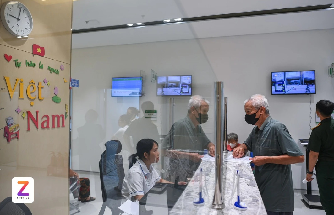 Theo nghị quyết, Nhà nước sẽ thực hiện tăng tỷ lệ và mức thanh toán chi phí khám chữa bệnh bảo hiểm y tế (BHYT). Ảnh: Việt Linh.