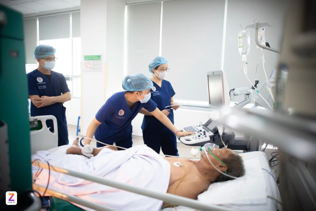 Bác sĩ Bệnh viện Trung ương Quân đội 108 cấp cứu cho bệnh nhân. Ảnh: Việt Linh.