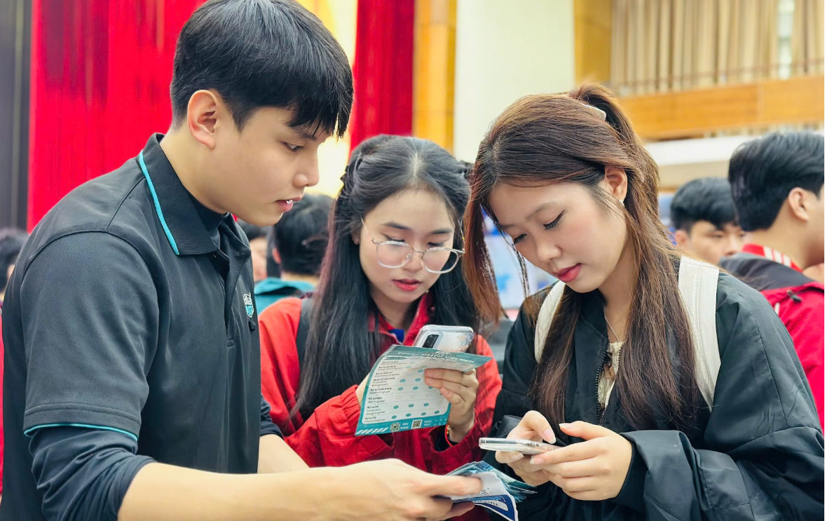 Sinh viên tham gia Ngày hội việc làm. Ảnh: Thúy Nga