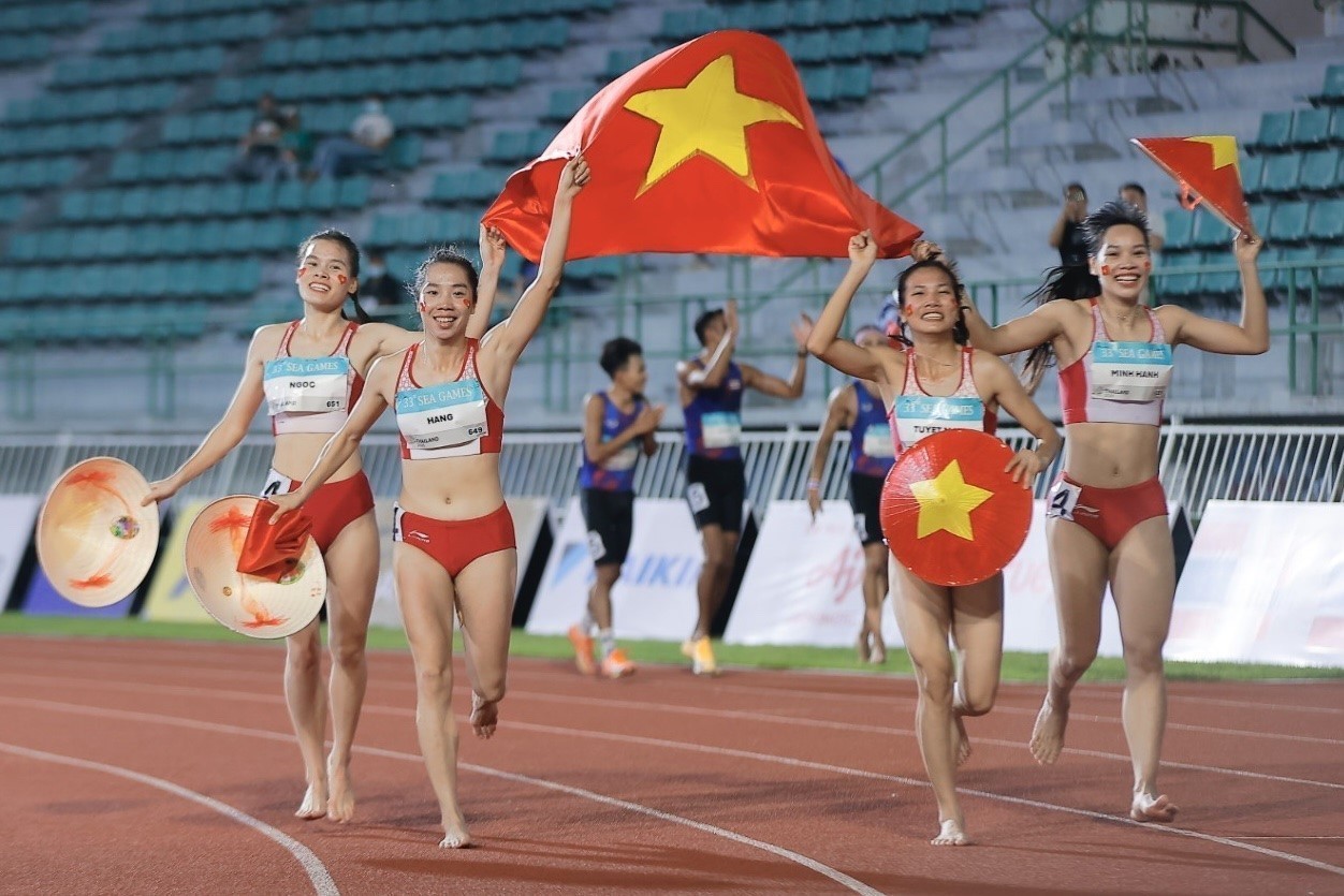 Đội tiếp sức 4x400m nữ bảo vệ thành công tấm HCV tại SEA Games 33. ẢNH: Minh Quyết - TTXVN